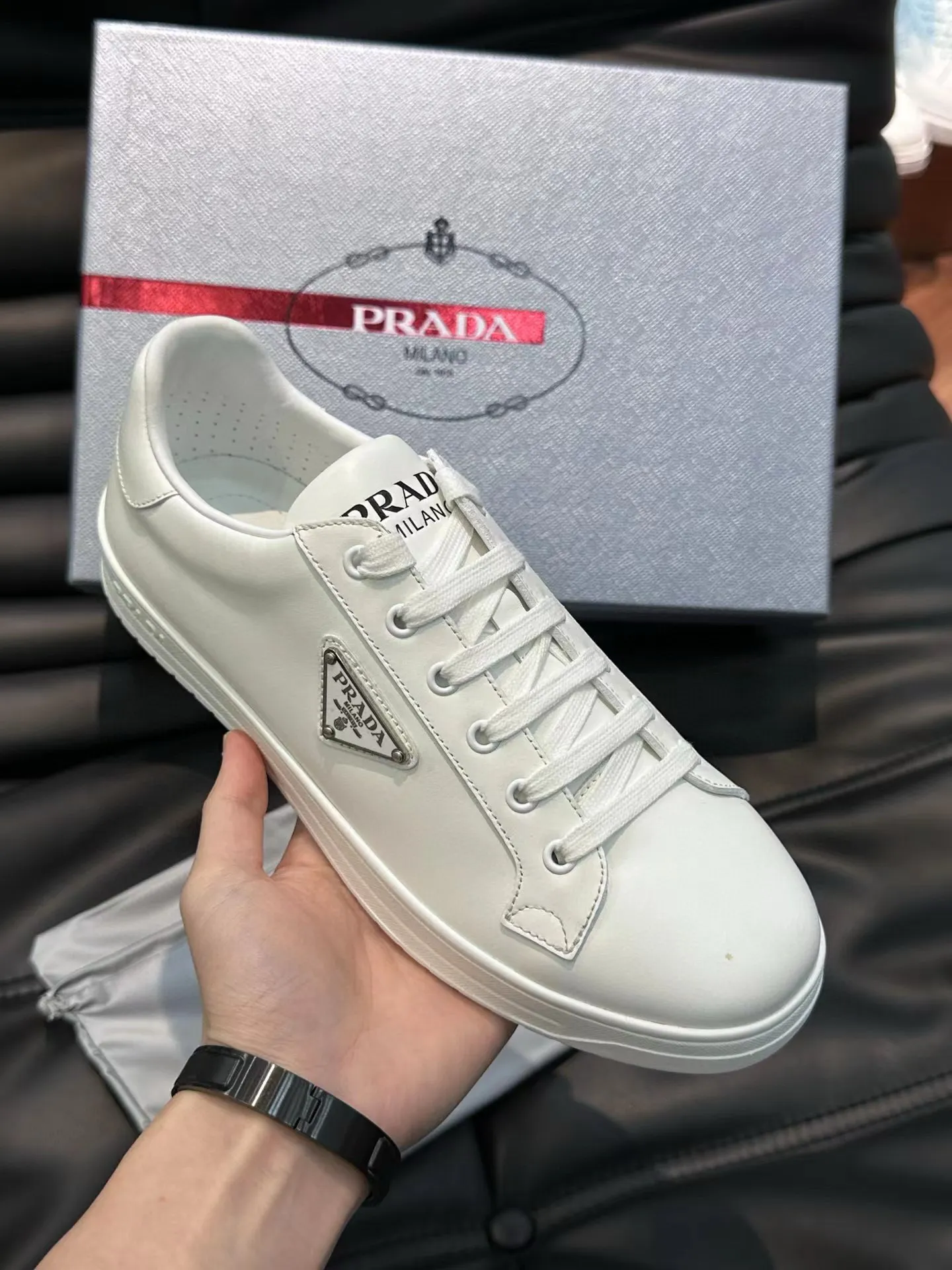 Factory price: 380💰Prada new men's leather sports shoes, the highest version on the market, any comparison is welcome🆚! The original leather has excellent texture and is super high-end! Fetal sheep net lining imported from Italy, removable pad! Luxurious materials and fine workmanship, highly recommended! Code number: 38-44, customized 45